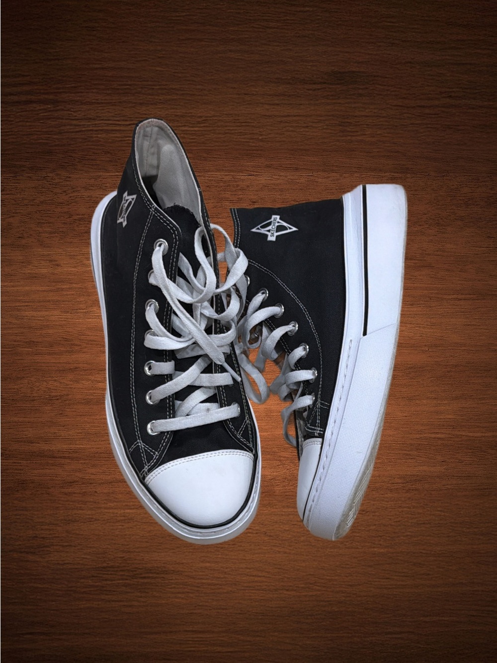 ESKECHERS HIGH TOP PLATFORM  SNEAKERS CLASSIC BLACK/WITHE SIZE 10